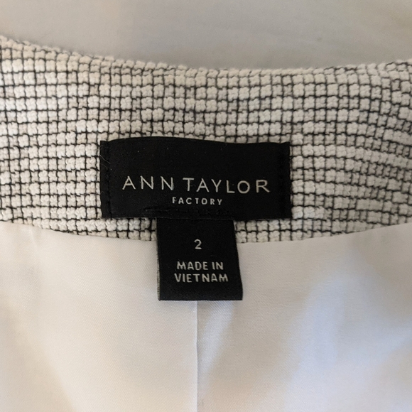 Like New Ann Taylor Factory Tweed Blazer Peplum Sleeves Size 2 - Picture 6 of 10